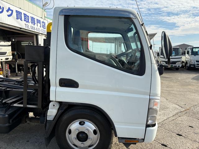 キャンター 　４８９０ｃｃ　３ｔ　３トン　３人乗り　脱着装置付コンテナ車　アームロール　車検付　ツーシリンダー　２シリンダー　ＭＴ　５速　走行７３５００Ｋ　内外装仕上げ済み（17枚目）