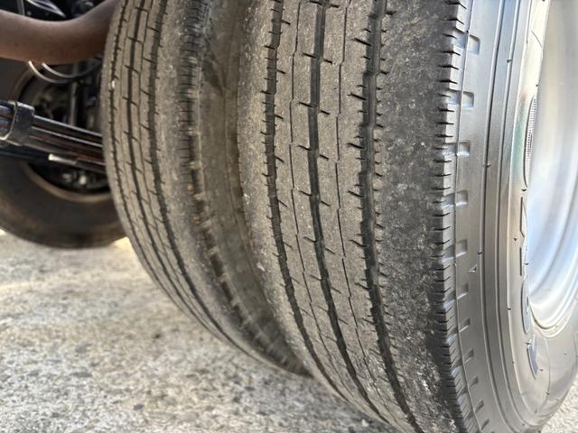 キャンター 　４８９０ｃｃ　３ｔ　３トン　３人乗り　脱着装置付コンテナ車　アームロール　車検付　ツーシリンダー　２シリンダー　ＭＴ　５速　走行７３５００Ｋ　内外装仕上げ済み（30枚目）