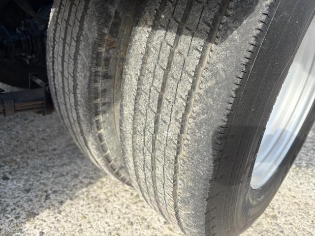 キャンター 　４８９０ｃｃ　３ｔ　３トン　３人乗り　脱着装置付コンテナ車　アームロール　車検付　ツーシリンダー　２シリンダー　ＭＴ　５速　走行７３５００Ｋ　内外装仕上げ済み（33枚目）