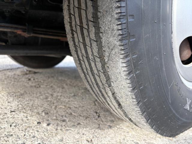 キャンター 　４８９０ｃｃ　３ｔ　３トン　３人乗り　脱着装置付コンテナ車　アームロール　車検付　ツーシリンダー　２シリンダー　ＭＴ　５速　走行７３５００Ｋ　内外装仕上げ済み（35枚目）