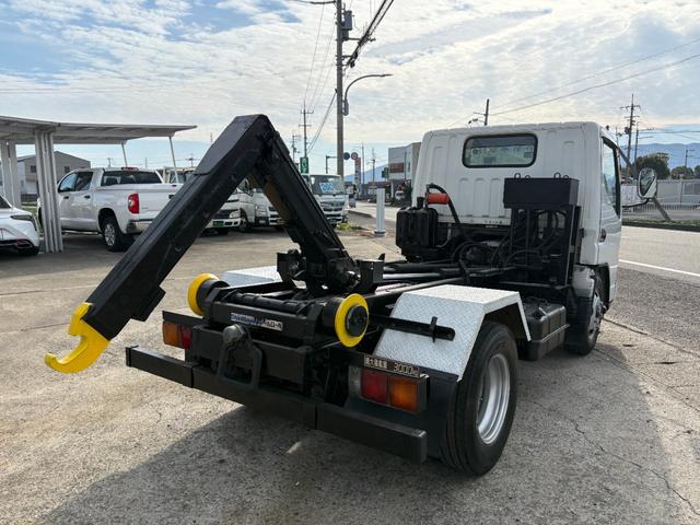 キャンター 　４８９０ｃｃ　３ｔ　３トン　３人乗り　脱着装置付コンテナ車　アームロール　車検付　ツーシリンダー　２シリンダー　ＭＴ　５速　走行７３５００Ｋ　内外装仕上げ済み（46枚目）