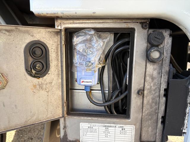 ダイナトラック 　２４９０ｃｃ　１ｔ　１トン　平ボディ　４ＷＤ　垂直パワーゲート付　極東開発Ｖ６００　３人乗り　ディーゼル　５速　５ＭＴ　ゲート極東Ｖ６０１Ａ　パワーゲート（30枚目）