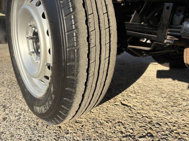 ダイナトラック 　２４９０ｃｃ　１ｔ　１トン　平ボディ　４ＷＤ　垂直パワーゲート付　極東開発Ｖ６００　３人乗り　ディーゼル　５速　５ＭＴ　ゲート極東Ｖ６０１Ａ　パワーゲート（44枚目）