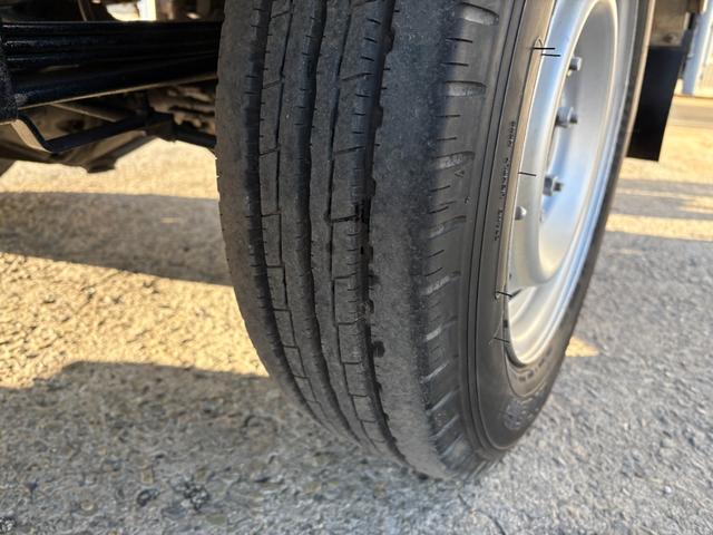 ダイナトラック 　２４９０ｃｃ　１ｔ　１トン　平ボディ　４ＷＤ　垂直パワーゲート付　極東開発Ｖ６００　３人乗り　ディーゼル　５速　５ＭＴ　ゲート極東Ｖ６０１Ａ　パワーゲート（48枚目）