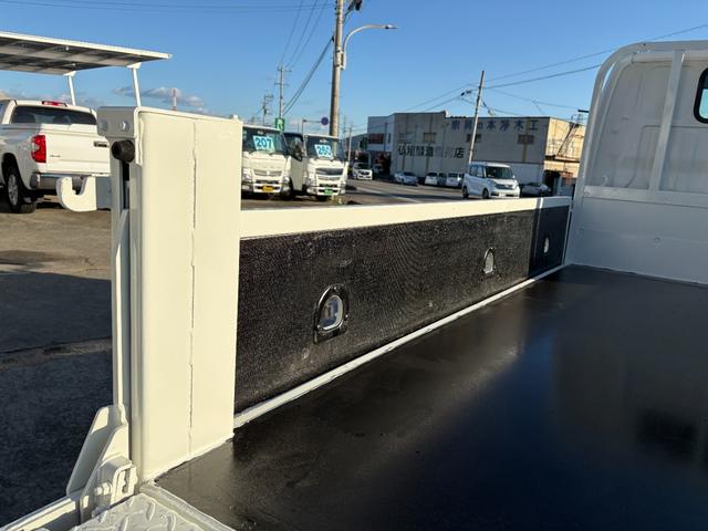 ダイナトラック 　２４９０ｃｃ　１ｔ　１トン　平ボディ　４ＷＤ　垂直パワーゲート付　極東開発Ｖ６００　３人乗り　ディーゼル　５速　５ＭＴ　ゲート極東Ｖ６０１Ａ　パワーゲート（52枚目）