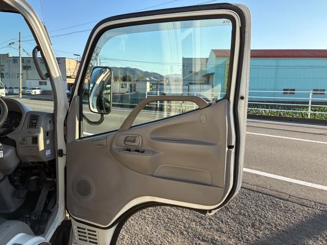 ダイナトラック 　２４９０ｃｃ　１ｔ　１トン　平ボディ　４ＷＤ　垂直パワーゲート付　極東開発Ｖ６００　３人乗り　ディーゼル　５速　５ＭＴ　ゲート極東Ｖ６０１Ａ　パワーゲート（58枚目）