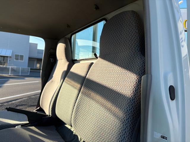 ダイナトラック 　２４９０ｃｃ　１ｔ　１トン　平ボディ　４ＷＤ　垂直パワーゲート付　極東開発Ｖ６００　３人乗り　ディーゼル　５速　５ＭＴ　ゲート極東Ｖ６０１Ａ　パワーゲート（68枚目）