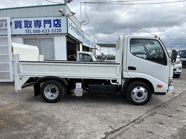デュトロ 4000cc 2t 2トン 平ボディ 4WD パワーゲート 5速 5MT 3人乗り 新明和 RE06-1103 600Kg 荷台内寸303×160 内外装仕上げ済み 垂直式(4枚目)