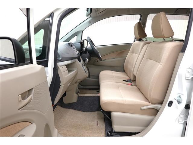 ベンチシートで運転席から助手席への移動もスムーズです！