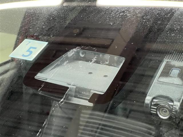 カローラフィールダー ハイブリッドＧ　ダブルバイビー　横滑防止装置　ＬＥＤヘッドランプ　バックモニター　ドライブレコーダー　フルセグ　ＤＶＤ再生装置　ＣＤ再生装置　純正アルミ　スマートキ－　イモビライザー　クルーズコントロール　ＥＴＣ　車線逸脱警報（7枚目）