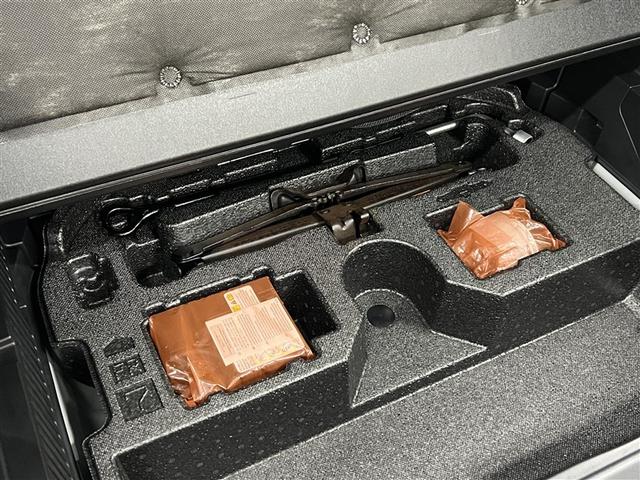 ハリアーハイブリッド Ｚ　レザーパッケージ　ＬＥＤヘッドランプ　バックモニター　ブラインドスポットモニター　パノラミックビューモニター　ドライブレコーダー　Ｔ－Ｃｏｎｎｅｃｔナビ　フルセグ　メディアプレイヤー接続　フルエアロ　本革シート（19枚目）