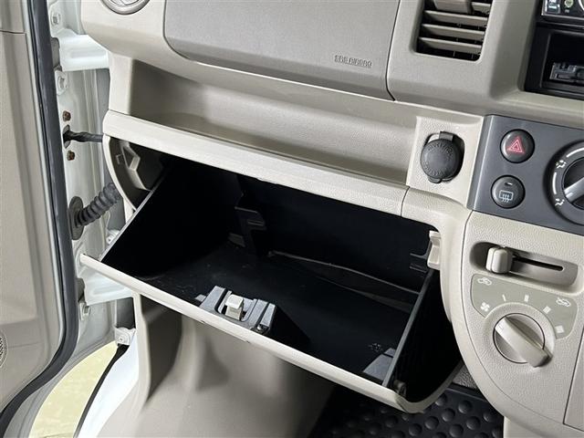 カップホルダーや小物入れなど色々な物を収納できます。