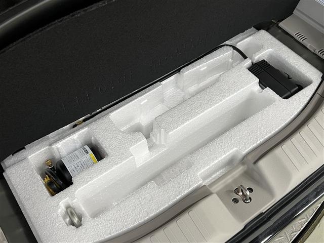 【パンク修理キット】スペアタイヤの代わりにパンク修理キットが備え付けられております