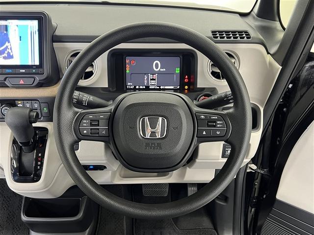 【ステアリングリモコン】ステアリング(ハンドル)から手を放すことなく各種スイッチで簡単に操作できます。