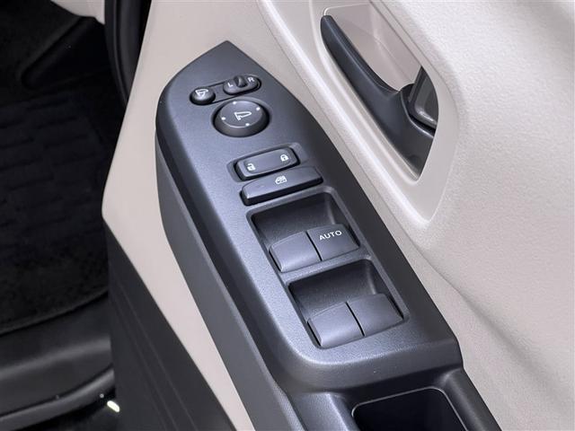 【パワーウィンドウ集中スイッチ】運転席のパワーウィンドスイッチ位置には運転以外の窓の開閉・ロック機能も付いています