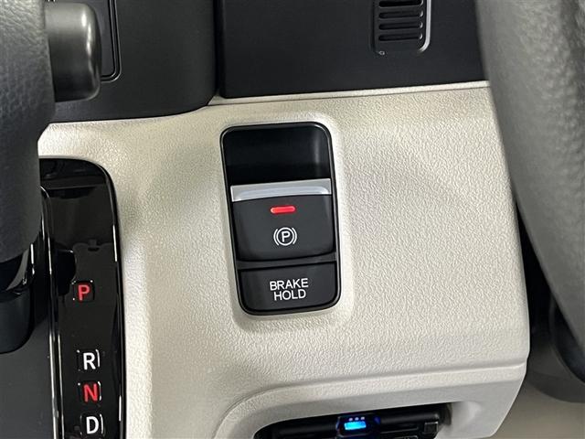 【電動パーキングブレーキ】条件を満たした場合に従来のパーキングボタンやレバーを引かなくてもパーキングに自動的に入り、発進状態の条件を満たした場合には自動でパーキングブレーキが解除されます