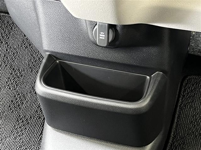 カップホルダーや小物入れなど色々な物を収納できます。