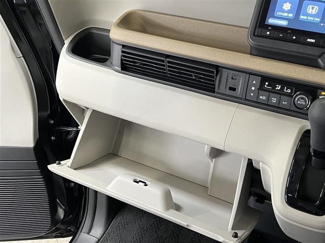 カップホルダーや小物入れなど色々な物を収納できます。