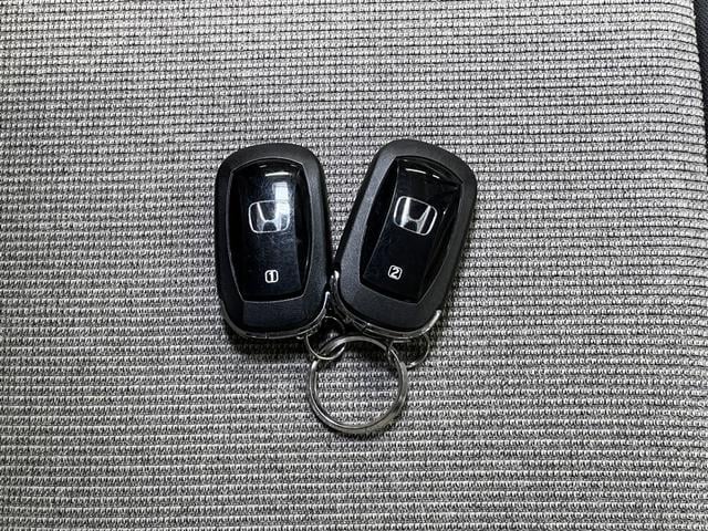 【スマートキー】ドアの開閉時鍵を探さなくても簡単にドアの開閉することが出来ます、また、エンジン始動も車内にスマートキーがあれば簡単に始動することが出来ます