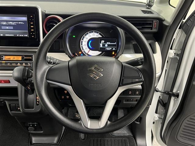 【ステアリングリモコン】ステアリング（ハンドル）から手を放すことなく各種スイッチで簡単に操作できます。