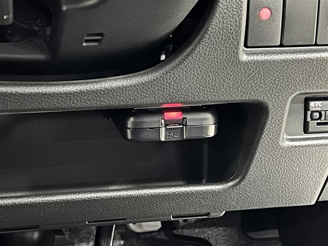 【ドライブレコーダー】最近では事故時の証拠などにも用いられようになったドライブレコーダーです　視界の邪魔にならないよう取付されております