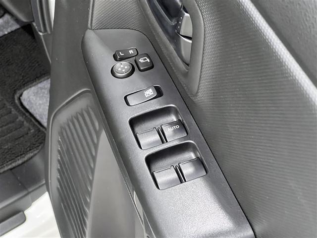 【パワーウィンドウ集中スイッチ】運転席のパワーウィンドスイッチ位置には運転以外の窓の開閉・ロック機能も付いています