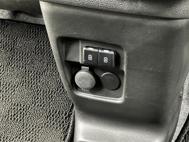 【アクセサリーソケット】車内で利用する電気製品の電源として広く利用できます