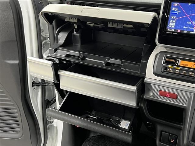 カップホルダーや小物入れなど色々な物を収納できます。