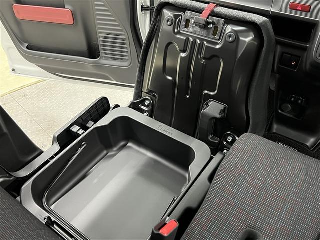 カップホルダーや小物入れなど色々な物を収納できます。