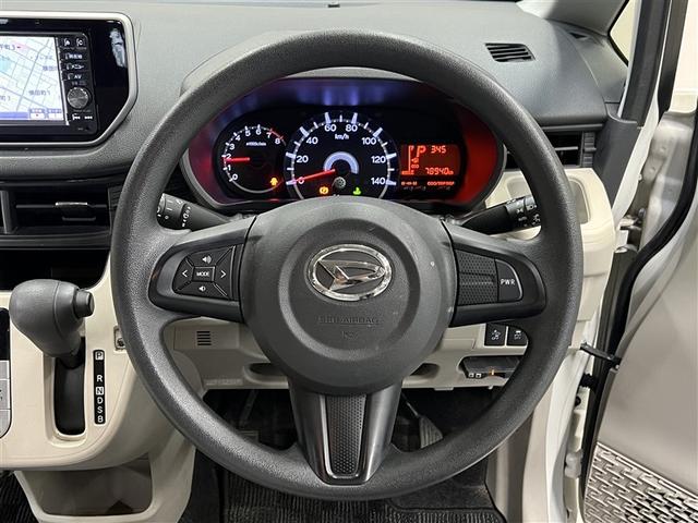 【ステアリングリモコン】ステアリング（ハンドル）から手を放すことなく各種スイッチで簡単に操作できます。