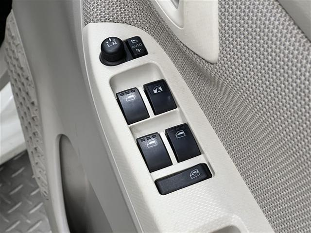 【パワーウィンドウ集中スイッチ】運転席のパワーウィンドスイッチ位置には運転以外の窓の開閉・ロック機能も付いています