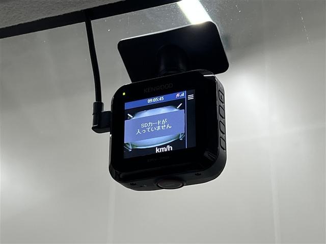 【ドライブレコーダー】最近では事故時の証拠などにも用いられようになったドライブレコーダーです　視界の邪魔にならないよう取付されております