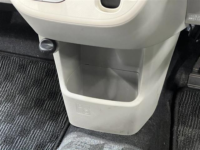 カップホルダーや小物入れなど色々な物を収納できます。