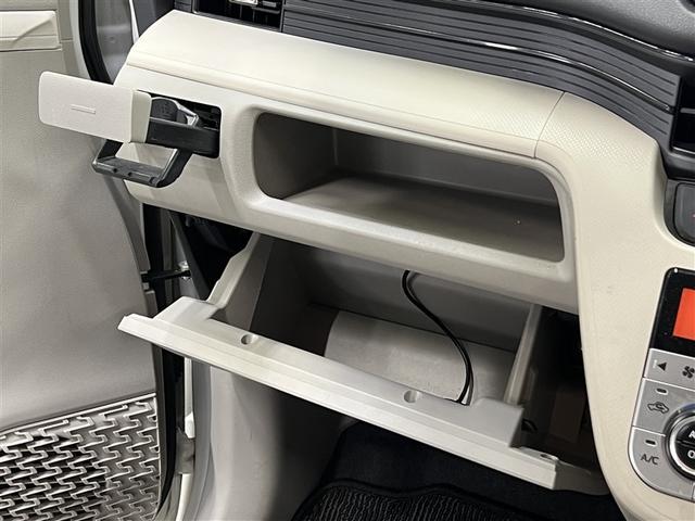 カップホルダーや小物入れなど色々な物を収納できます。