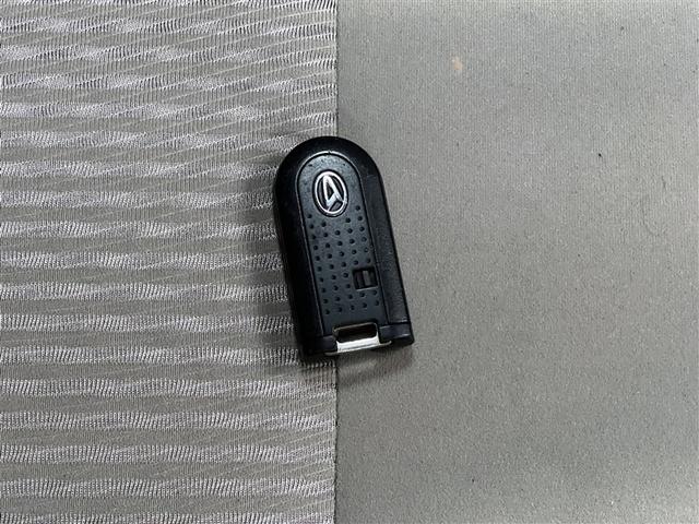 【スマートキー】ドアの開閉時鍵を探さなくても簡単にドアの開閉することが出来ます、また、エンジン始動も車内にスマートキーがあれば簡単に始動することが出来ます