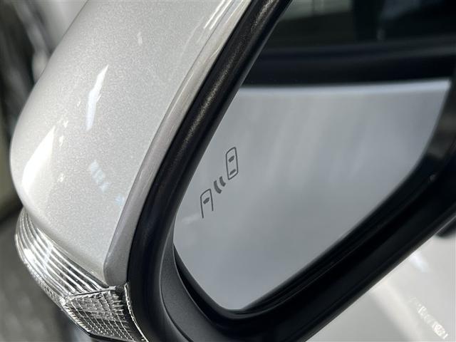 【ブラインドスポットモニター】隣を走る車両をレーダーで検知し、インジケーターを点灯。またウインカーを出した場合にはインジケーターも点滅させて注意を促します