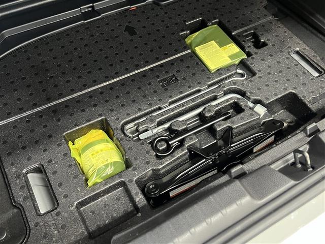 【パンク修理キット】スペアタイヤの代わりにパンク修理キットが備え付けられております