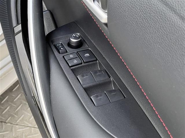 【パワーウィンドウ集中スイッチ】運転席のパワーウィンドスイッチ位置には運転以外の窓の開閉・ロック機能も付いています