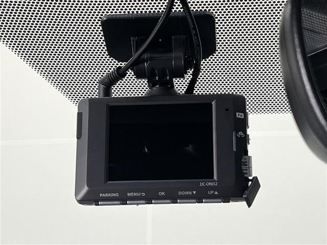 【ドライブレコーダー】最近では事故時の証拠などにも用いられようになったドライブレコーダーです　視界の邪魔にならないよう取付されております