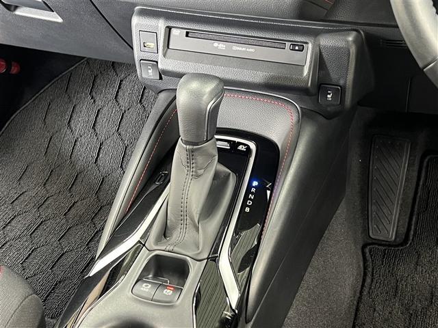 【電動パーキングブレーキ】条件を満たした場合に従来のパーキングボタンやレバーを引かなくてもパーキングに自動的に入り、発進状態の条件を満たした場合には自動でパーキングブレーキが解除されます