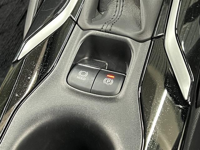 【電動パーキングブレーキ】条件を満たした場合に従来のパーキングボタンやレバーを引かなくてもパーキングに自動的に入り、発進状態の条件を満たした場合には自動でパーキングブレーキが解除されます