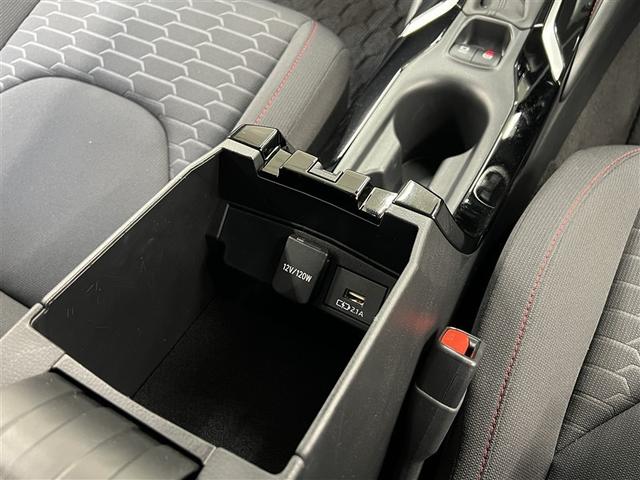 カップホルダーや小物入れなど色々な物を収納できます。