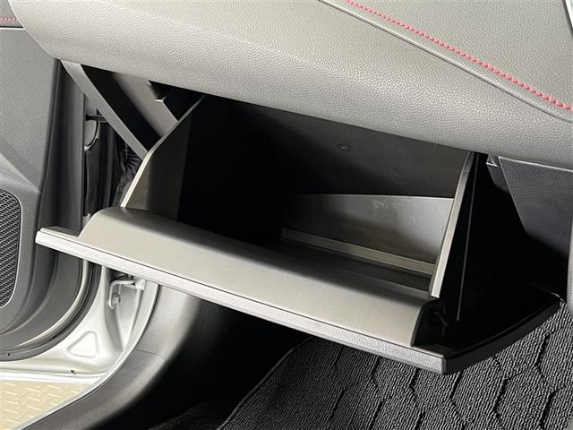 カップホルダーや小物入れなど色々な物を収納できます。