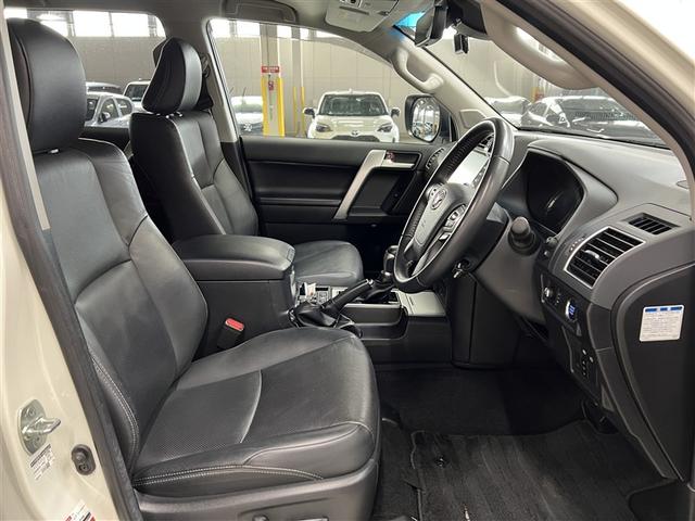 ランドクルーザープラド TX Lパッケージ マットブラックエディション 衝突被害軽減ブレーキ ペダル踏み間違い急発進抑制装置 デュアル+サイドエアバッグ ABS 本革シート 純正アルミホイール オートエアコン パワステ パワーウィンドウ(11枚目)