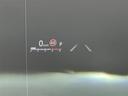 【HUD(ヘッドアップディスプレイ)】運転者がよそ見せずに速度表示等の情報が確認できるよう、運転中の視線の先であるフロントガラスにその情報を投影します