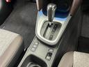 【電動パーキングブレーキ】条件を満たした場合に従来のパーキングボタンやレバーを引かなくてもパーキングに自動的に入り、発進状態の条件を満たした場合には自動でパーキングブレーキが解除されます