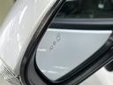 【ブラインドスポットモニター】隣を走る車両をレーダーで検知し、インジケーターを点灯。またウインカーを出した場合にはインジケーターも点滅させて注意を促します