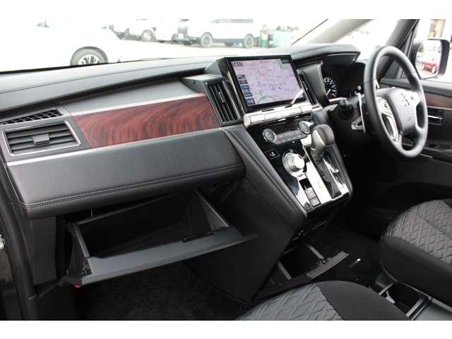 デリカＤ：５ Ｐ　電動ステップレス１１インチナビ全周囲カメラ　１オーナ　Ｂモニター　ミュージックプレイヤー接続可　地デジ　カーテンエアバック　ＬＥＤヘッドランプ　デュアルエアコン　ナビＴＶ　シートヒーター　４ＷＤ　３列（6枚目）