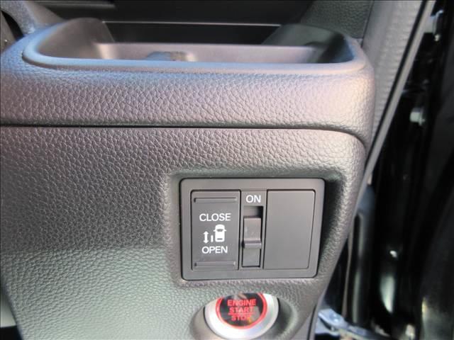 便利で快適な左側パワースライドドア装備！