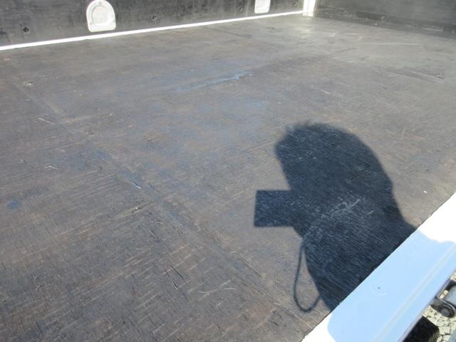 エルフトラック ベースグレード 2t平ボディ オートマ 車両総重量4575Kg 内外装仕上げ済み 全低床 Wタイヤ FMAMラジオ ETC付(11枚目)